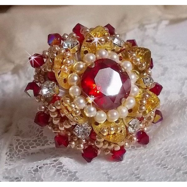 Ring L'Oiseau des Iles Rouge Dor&eacute; brodert med perleperler, Swarovski-krystaller, et vakkert blomstertrykk og fr&oslash;perler.