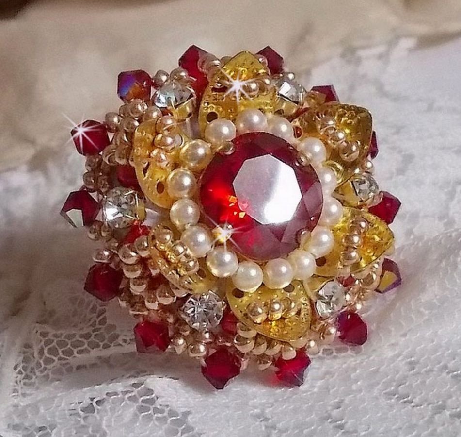 Ring L'Oiseau des Iles Rouge Doré brodert med perleperler, Swarovski-krystaller, et vakkert blomstertrykk og frøperler.