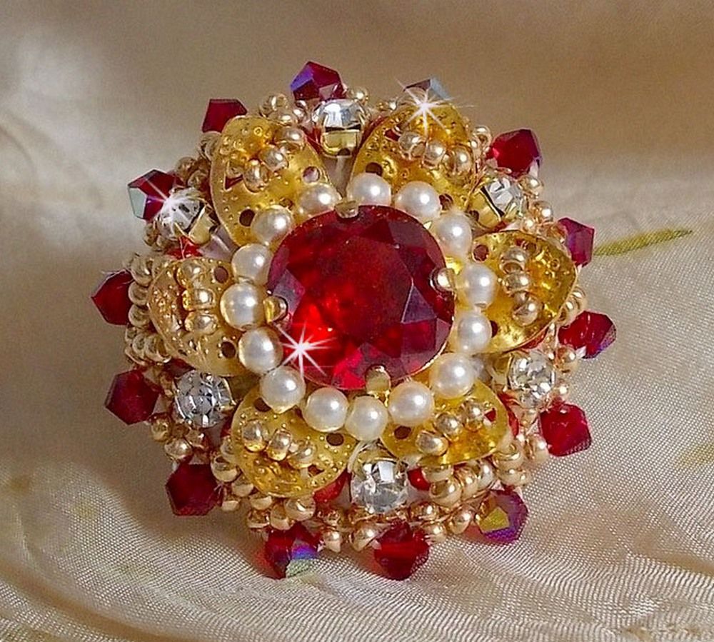 Ring L'Oiseau des Iles Rouge Doré brodert med perleperler, Swarovski-krystaller, et vakkert blomstertrykk og frøperler.