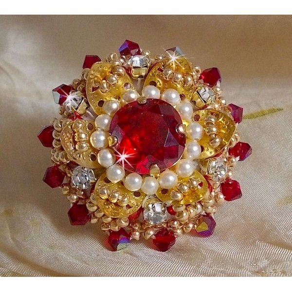 Ring L'Oiseau des Iles Rouge Dor&eacute; brodert med perleperler, Swarovski-krystaller, et vakkert blomstertrykk og fr&oslash;perler.