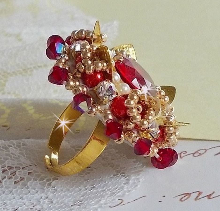 Ring L'Oiseau des Iles Rouge Doré brodert med perleperler, Swarovski-krystaller, et vakkert blomstertrykk og frøperler.