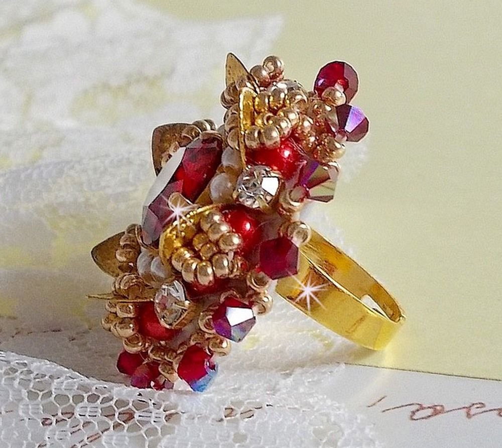 Ring L'Oiseau des Iles Rouge Doré brodert med perleperler, Swarovski-krystaller, et vakkert blomstertrykk og frøperler.