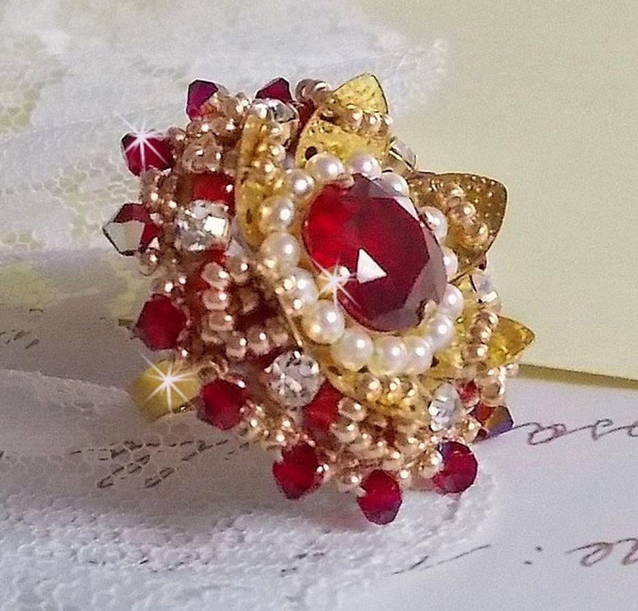 Ring L'Oiseau des Iles Rouge Doré brodert med perleperler, Swarovski-krystaller, et vakkert blomstertrykk og frøperler.