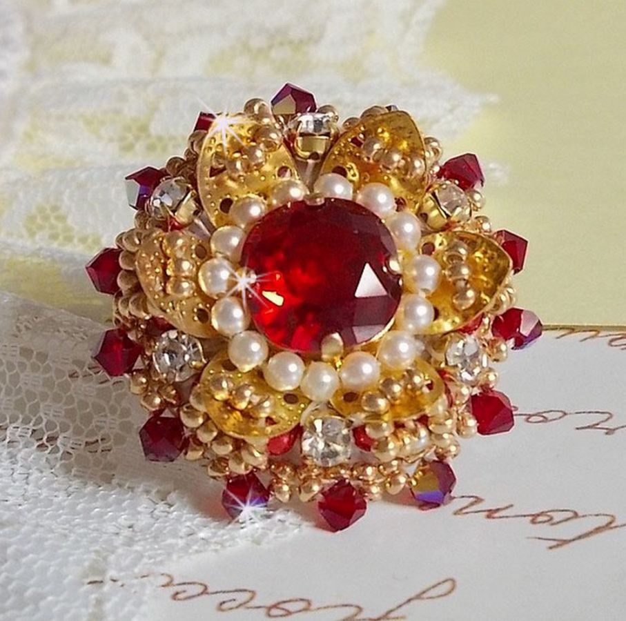 Ring L'Oiseau des Iles Rouge Doré brodert med perleperler, Swarovski-krystaller, et vakkert blomstertrykk og frøperler.