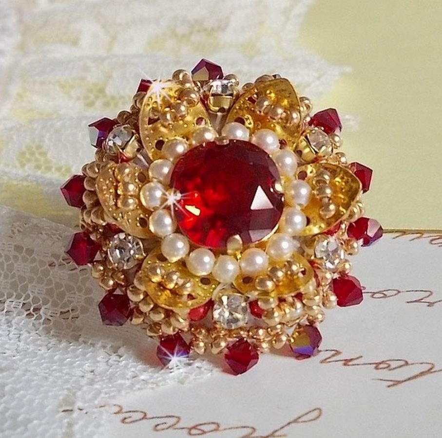 Ring L'Oiseau des Iles Rouge Doré brodert med perleperler, Swarovski-krystaller, et vakkert blomstertrykk og frøperler.