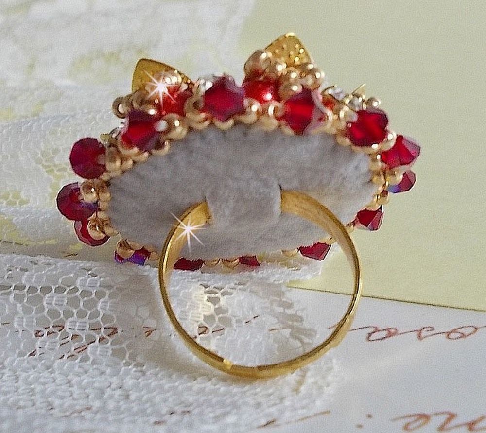 Ring L'Oiseau des Iles Rouge Doré brodert med perleperler, Swarovski-krystaller, et vakkert blomstertrykk og frøperler.