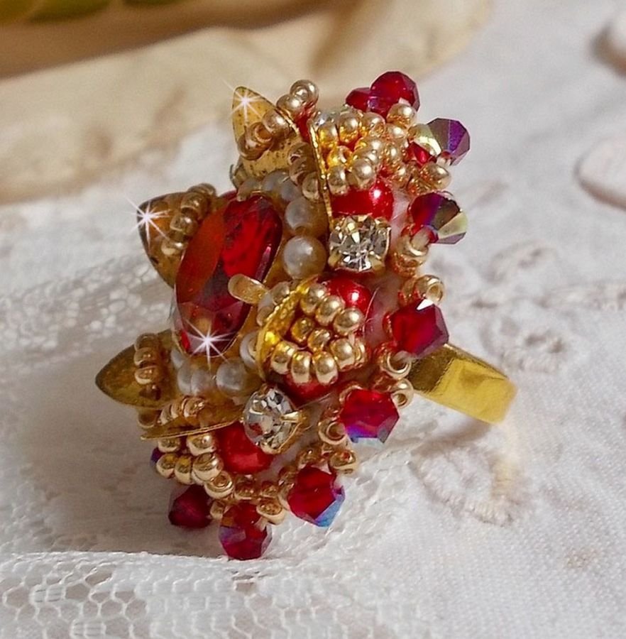 Ring L'Oiseau des Iles Rouge Doré brodert med perleperler, Swarovski-krystaller, et vakkert blomstertrykk og frøperler.