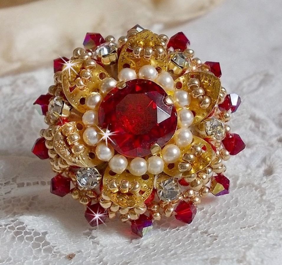 Ring L'Oiseau des Iles Rouge Doré brodert med perleperler, Swarovski-krystaller, et vakkert blomstertrykk og frøperler.