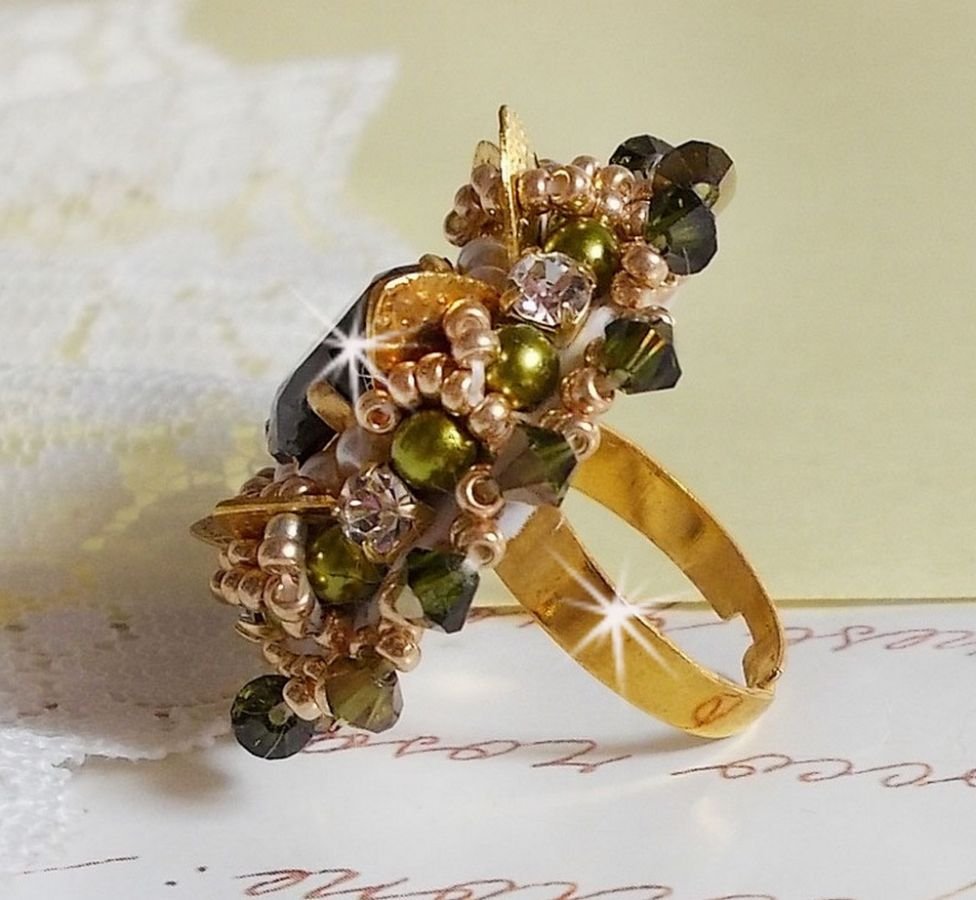 L'Oiseau des Iles Green Gold Ring brodert med Swarovski-krystaller, chatons, perler og frøperler