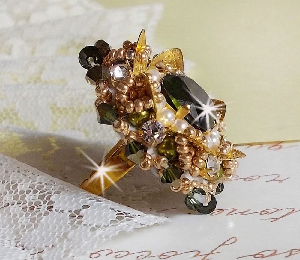 L'Oiseau des Iles Green Gold Ring brodert med Swarovski-krystaller, chatons, perler og frøperler