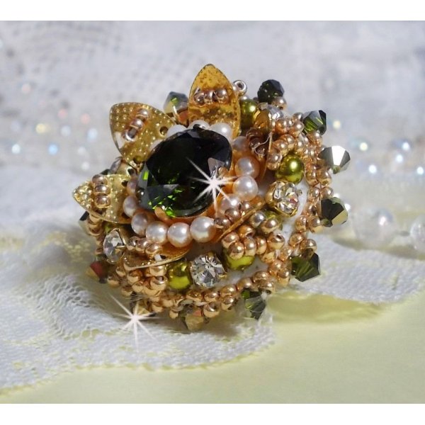 L'Oiseau des Iles Green Gold Ring brodert med Swarovski-krystaller, chatons, perler og fr&oslash;perler
