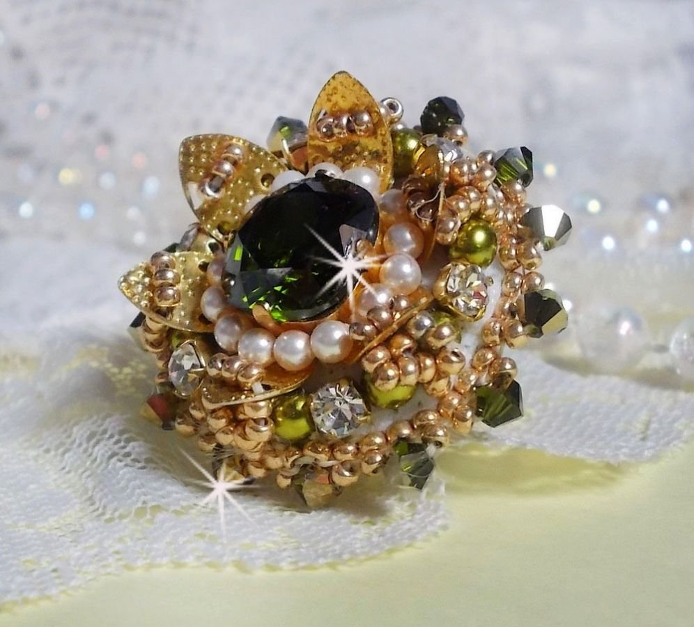 L'Oiseau des Iles Green Gold Ring brodert med Swarovski-krystaller, chatons, perler og frøperler