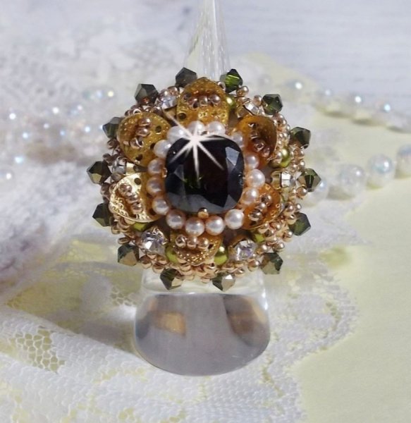 L'Oiseau des Iles Green Gold Ring brodert med Swarovski-krystaller, chatons, perler og fr&oslash;perler