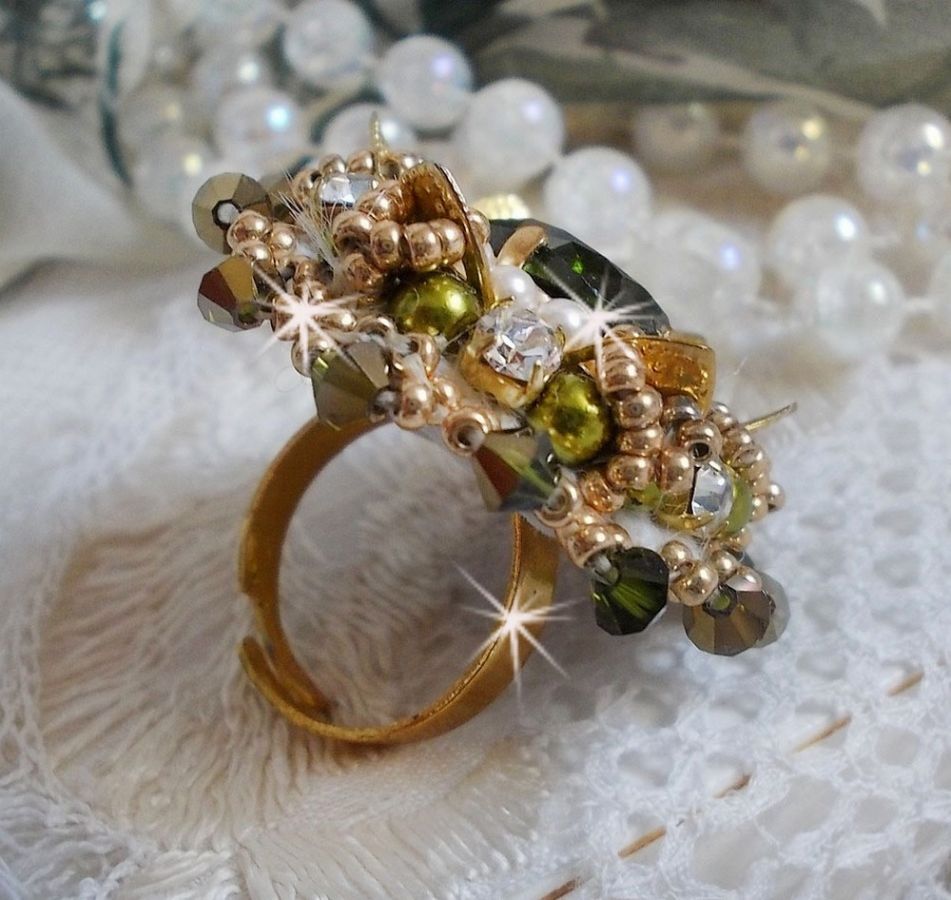 L'Oiseau des Iles Green Gold Ring brodert med Swarovski-krystaller, chatons, perler og frøperler