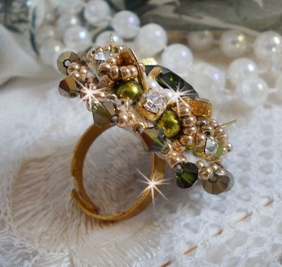 L'Oiseau des Iles Green Gold Ring brodert med Swarovski-krystaller, chatons, perler og frøperler