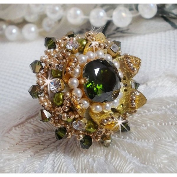 L'Oiseau des Iles Green Gold Ring brodert med Swarovski-krystaller, chatons, perler og fr&oslash;perler