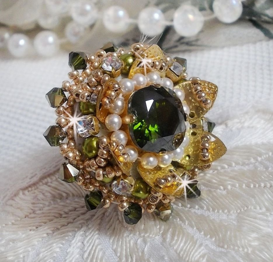L'Oiseau des Iles Green Gold Ring brodert med Swarovski-krystaller, chatons, perler og frøperler
