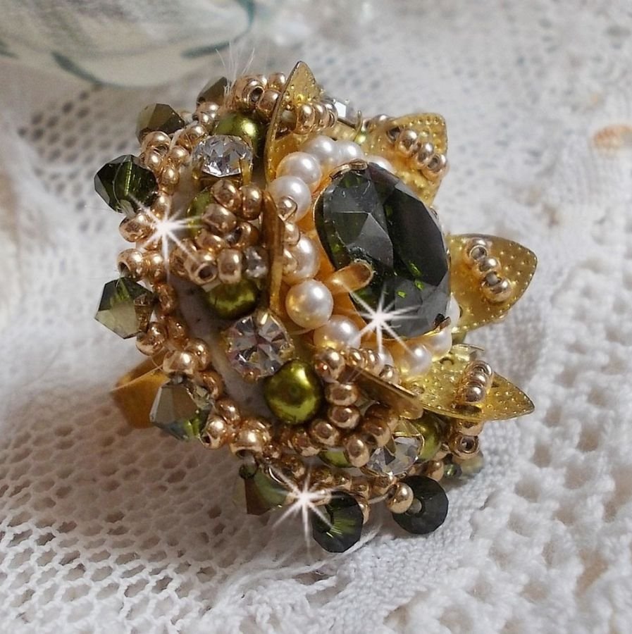 L'Oiseau des Iles Green Gold Ring brodert med Swarovski-krystaller, chatons, perler og frøperler