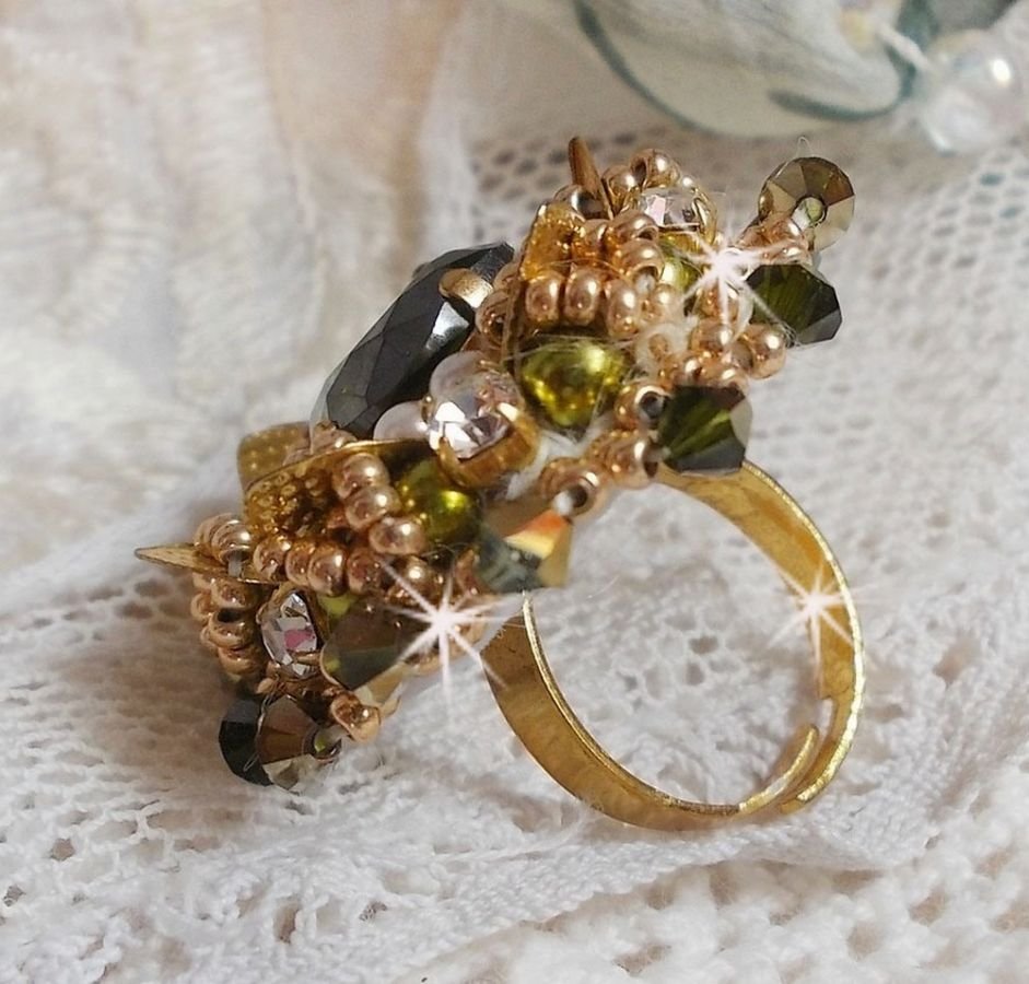 L'Oiseau des Iles Green Gold Ring brodert med Swarovski-krystaller, chatons, perler og frøperler