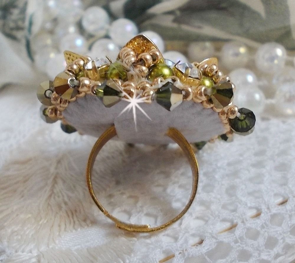 L'Oiseau des Iles Green Gold Ring brodert med Swarovski-krystaller, chatons, perler og frøperler