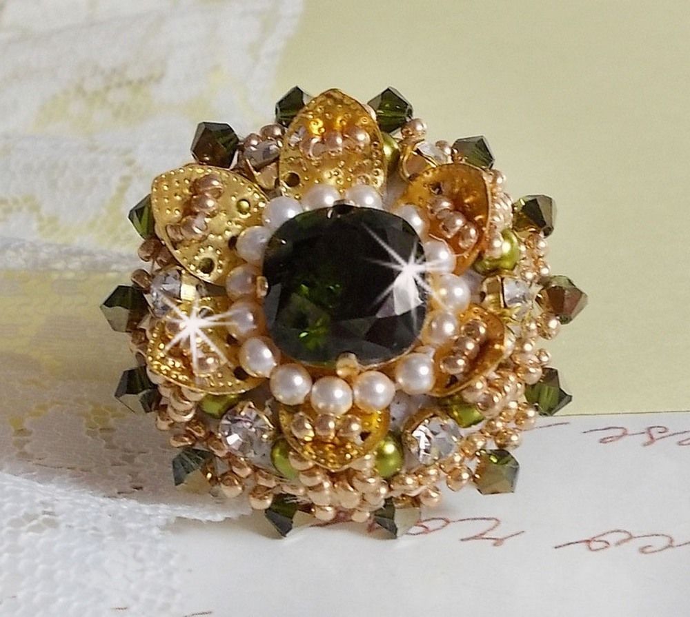 L'Oiseau des Iles Green Gold Ring brodert med Swarovski-krystaller, chatons, perler og frøperler