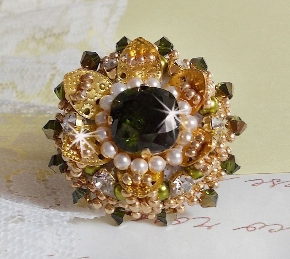 L'Oiseau des Iles Green Gold Ring brodert med Swarovski-krystaller, chatons, perler og frøperler