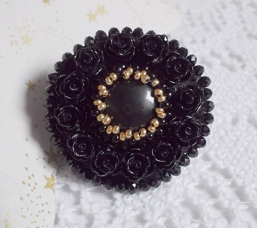 Cleopatra-ring brodert med svart onyx, svarte harpiksroser og frøperler