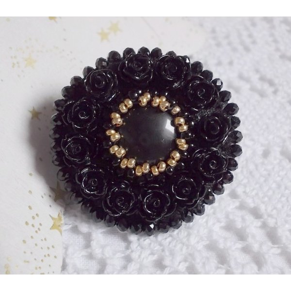 Cleopatra-ring brodert med svart onyx, svarte harpiksroser og frøperler