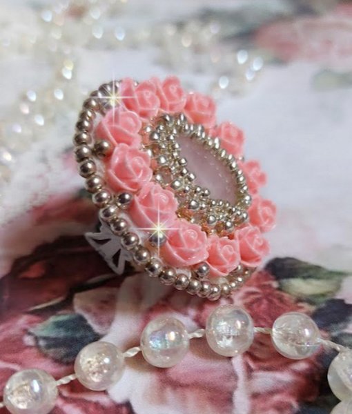 Parisian Roses ring brodert med en kvarts cabochon utsmykket med harpiks roser og rocailles