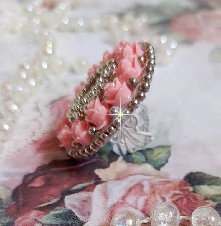 Parisian Roses ring brodert med en kvarts cabochon utsmykket med harpiks roser og rocailles