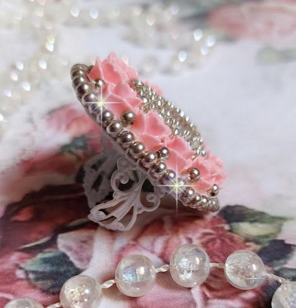 Parisian Roses ring brodert med en kvarts cabochon utsmykket med harpiks roser og rocailles