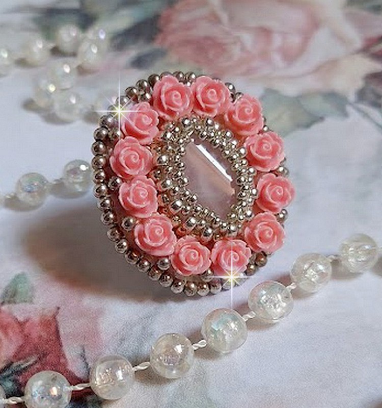 Parisian Roses ring brodert med en kvarts cabochon utsmykket med harpiks roser og rocailles