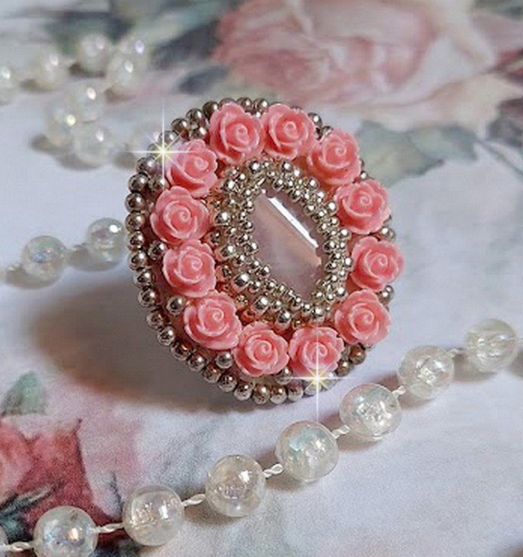Parisian Roses ring brodert med en kvarts cabochon utsmykket med harpiks roser og rocailles