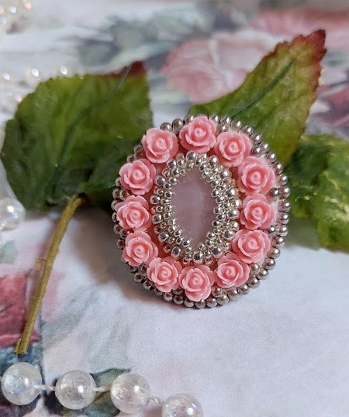 Parisian Roses ring brodert med en kvarts cabochon utsmykket med harpiks roser og rocailles