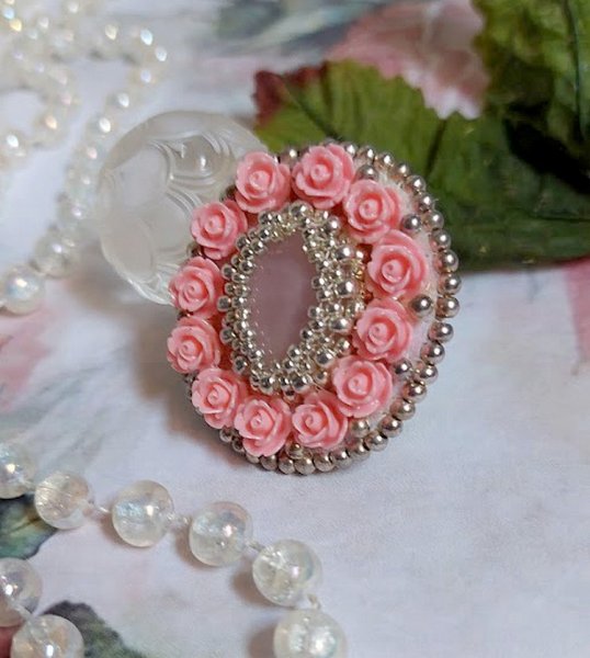 Parisian Roses ring brodert med en kvarts cabochon utsmykket med harpiks roser og rocailles