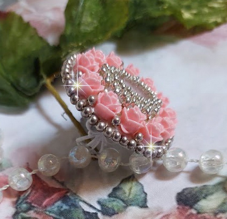 Parisian Roses ring brodert med en kvarts cabochon utsmykket med harpiks roser og rocailles