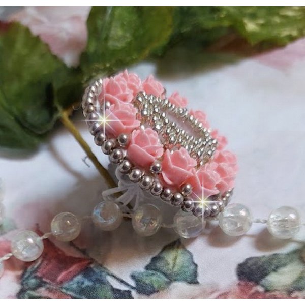 Parisian Roses ring brodert med en kvarts cabochon utsmykket med harpiks roser og rocailles