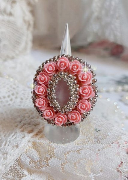 Parisian Roses ring brodert med en kvarts cabochon utsmykket med harpiks roser og rocailles