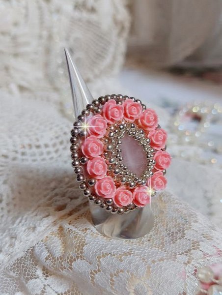 Parisian Roses ring brodert med en kvarts cabochon utsmykket med harpiks roser og rocailles