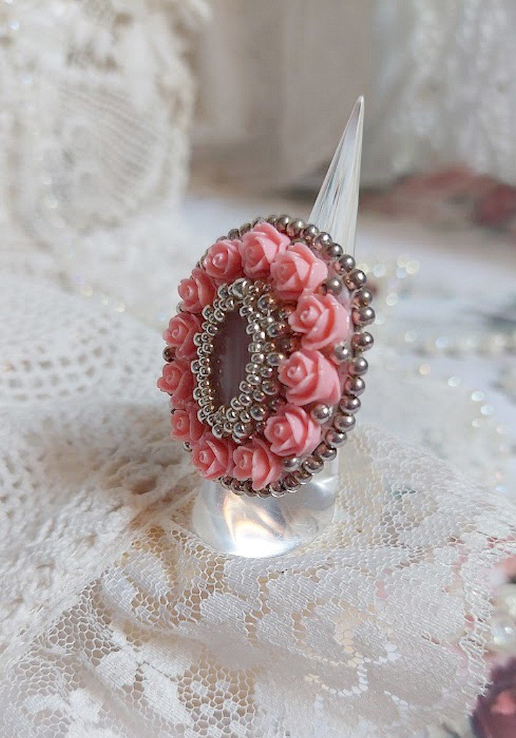 Parisian Roses ring brodert med en kvarts cabochon utsmykket med harpiks roser og rocailles