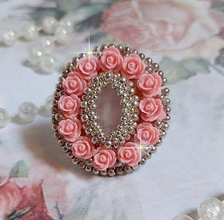 Parisian Roses ring brodert med en kvarts cabochon utsmykket med harpiks roser og rocailles