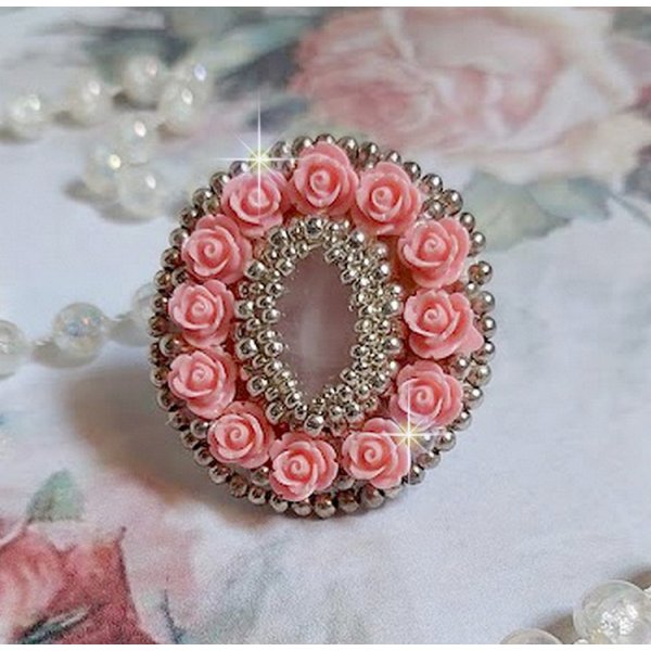 Parisian Roses ring brodert med en kvarts cabochon utsmykket med harpiks roser og rocailles