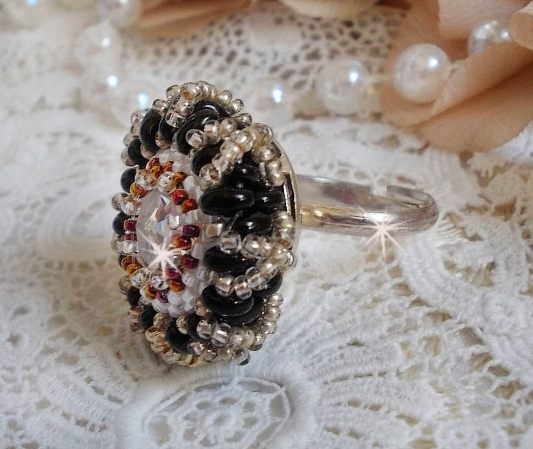 Pasjonsring brodert med Swarovski-krystall og frøperler 
