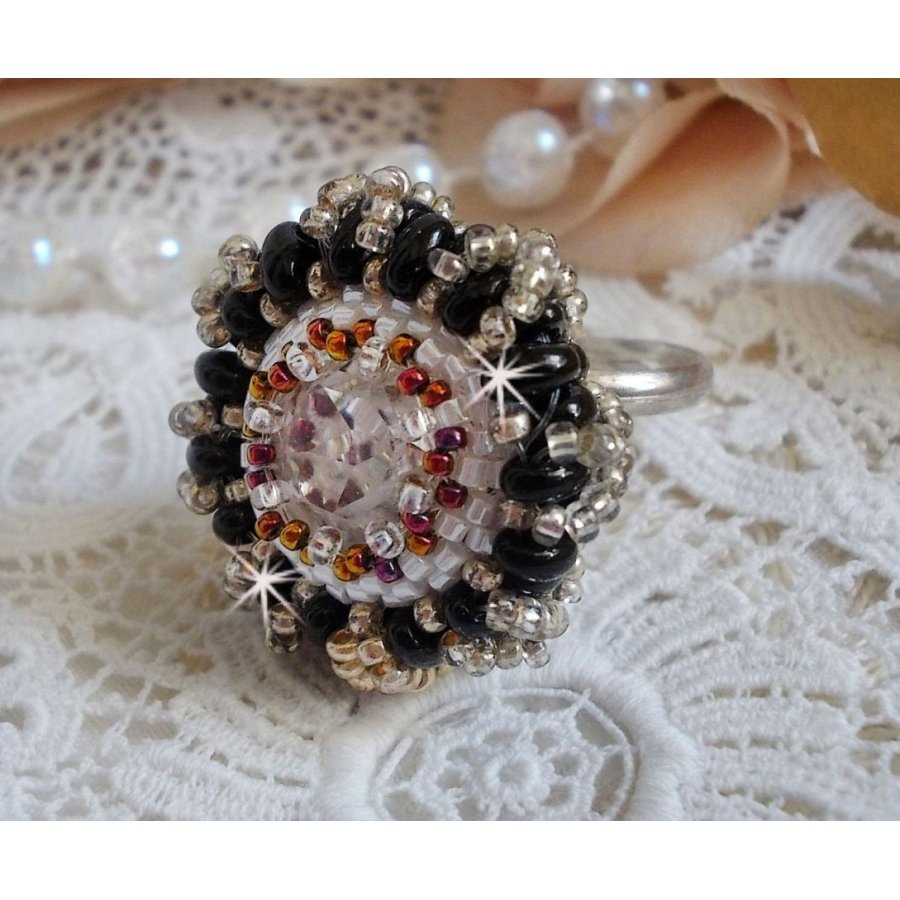 Pasjonsring brodert med Swarovski-krystall og frøperler 