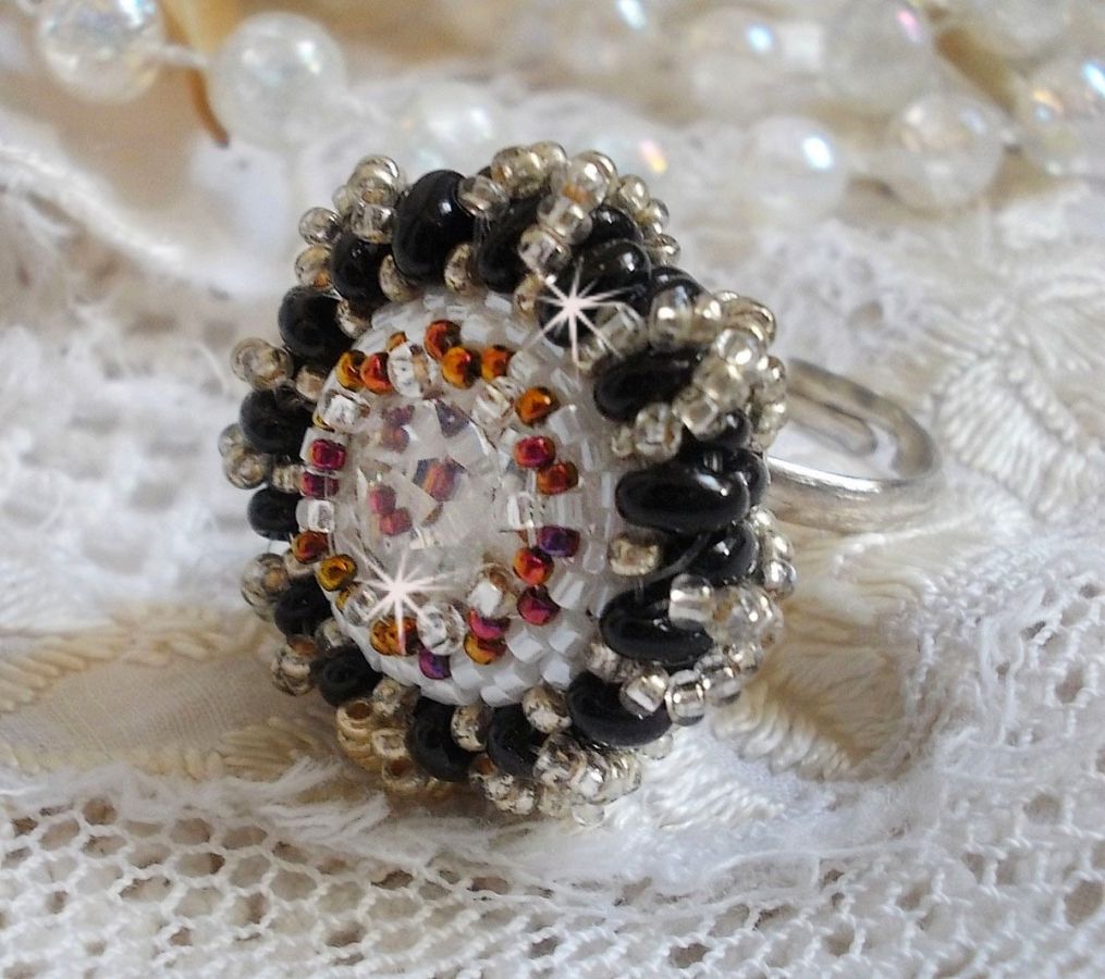 Pasjonsring brodert med Swarovski-krystall og frøperler 