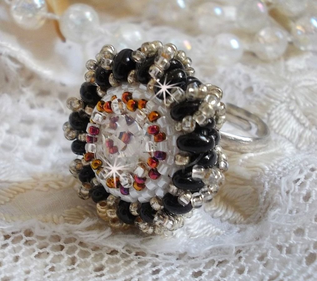 Pasjonsring brodert med Swarovski-krystall og frøperler 