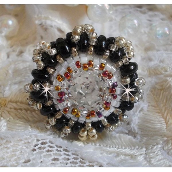 Pasjonsring brodert med Swarovski-krystall og fr&oslash;perler 