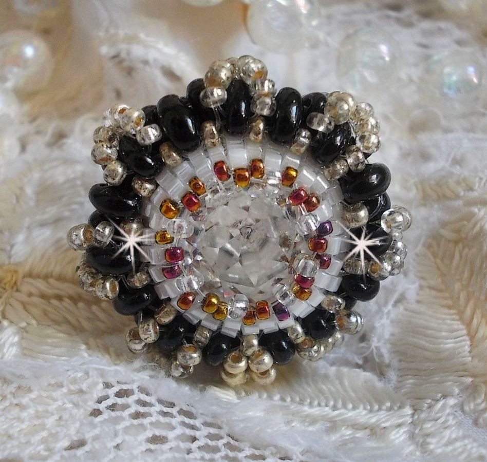 Pasjonsring brodert med Swarovski-krystall og frøperler 