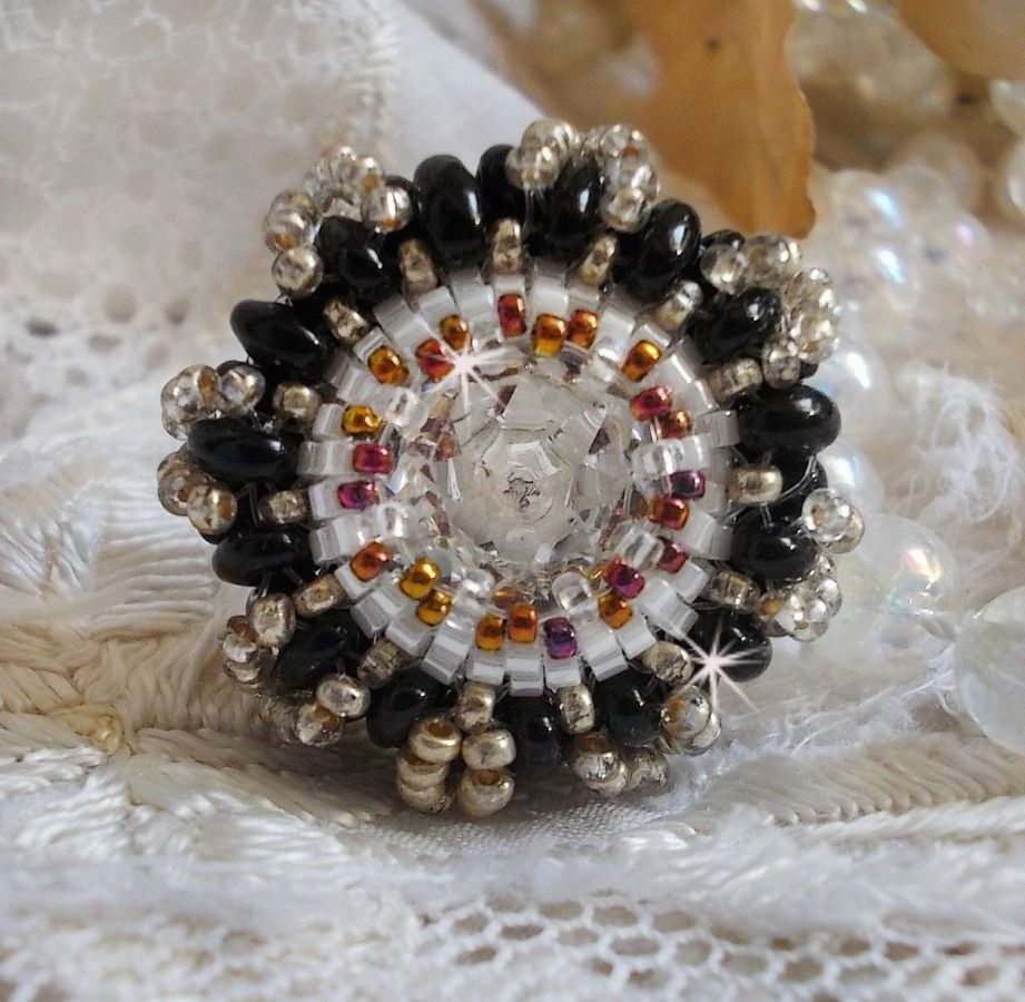 Pasjonsring brodert med Swarovski-krystall og frøperler 