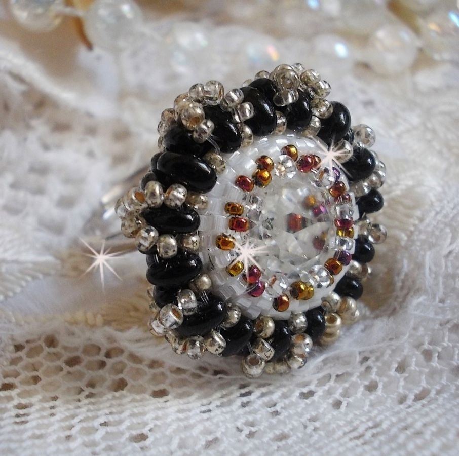 Pasjonsring brodert med Swarovski-krystall og frøperler 